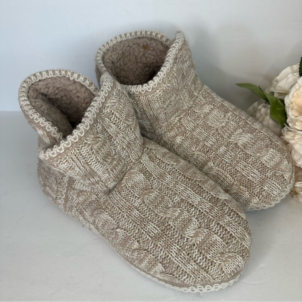 Muk Luks Sz 7-8 Leigh Beige Slippers